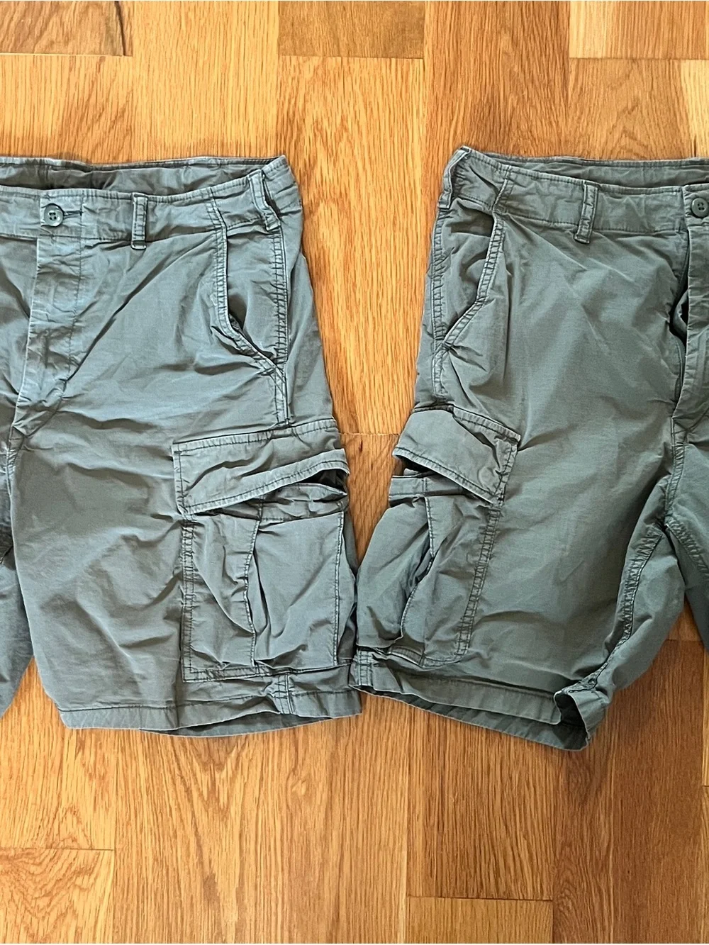 Pair of Uniqlo Men's Cargo Shorts in Olive Green - Medium - waist 32